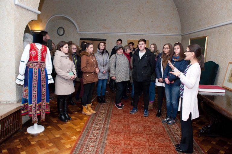 Elevi De La Bra Ov I Cahul N Vizit La Palatul Elisabeta Familia