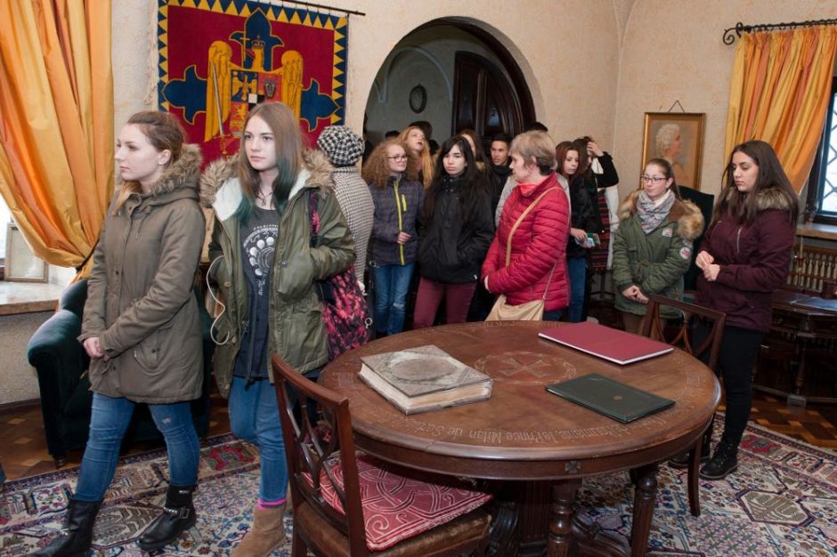 Elevi De La Bra Ov I Cahul N Vizit La Palatul Elisabeta Familia