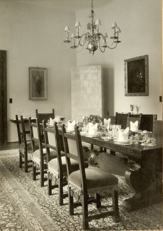 10- Savarsin dining room towards hall