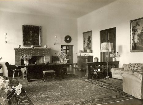 2-Savarsin salon towards fireplace: library