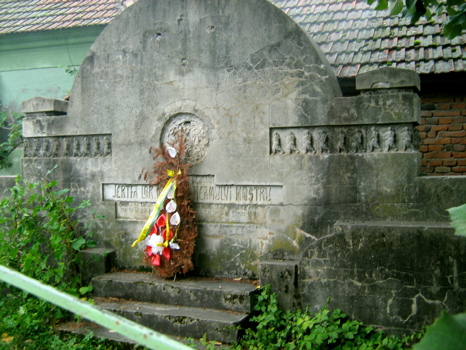 mausoleul-regelui-ferdinand-i-si-eroilor-din-razboiul-pentru-intregirea-nationala.jpg